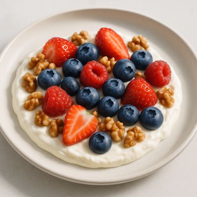 Skyr med friske bær og valnødder