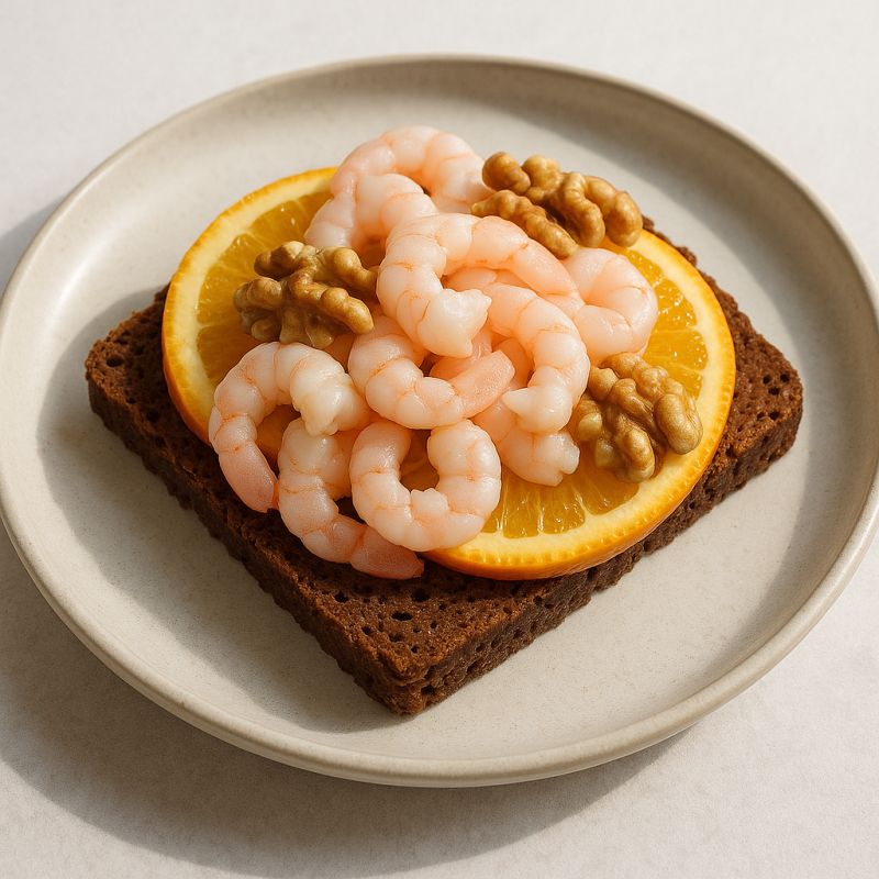 Rugbrød med rejer, appelsin og valnødder