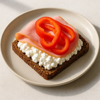 Rugbrød med hytteost og skinke