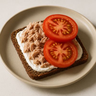 Rugbrød med tun og tomat