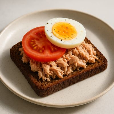 Lun rugbrødstoast med tun og æg