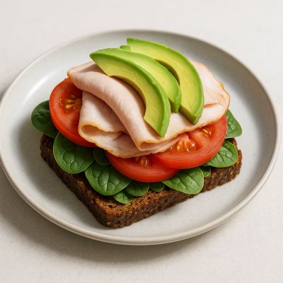 Lun rugbrødssandwich med kalkun og avocado